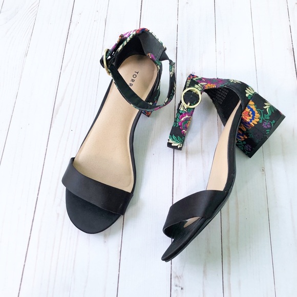 torrid Shoes - 🌸HP🌸 Torrid Black Sandals With Floral Embroidery